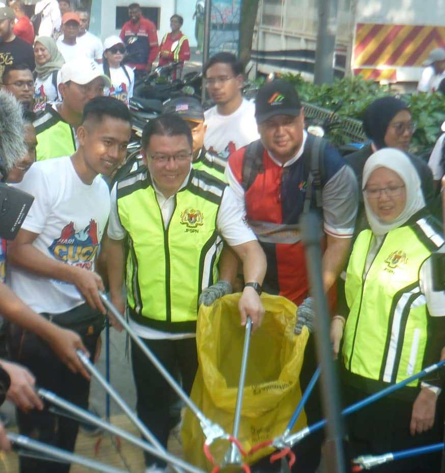 5.YB Tuan Nga Kor Ming dan YB Puan Dr. Zaliha Mustafa bersama-sama peserta Hari Cuci Malaysia pada 28 September lalu.