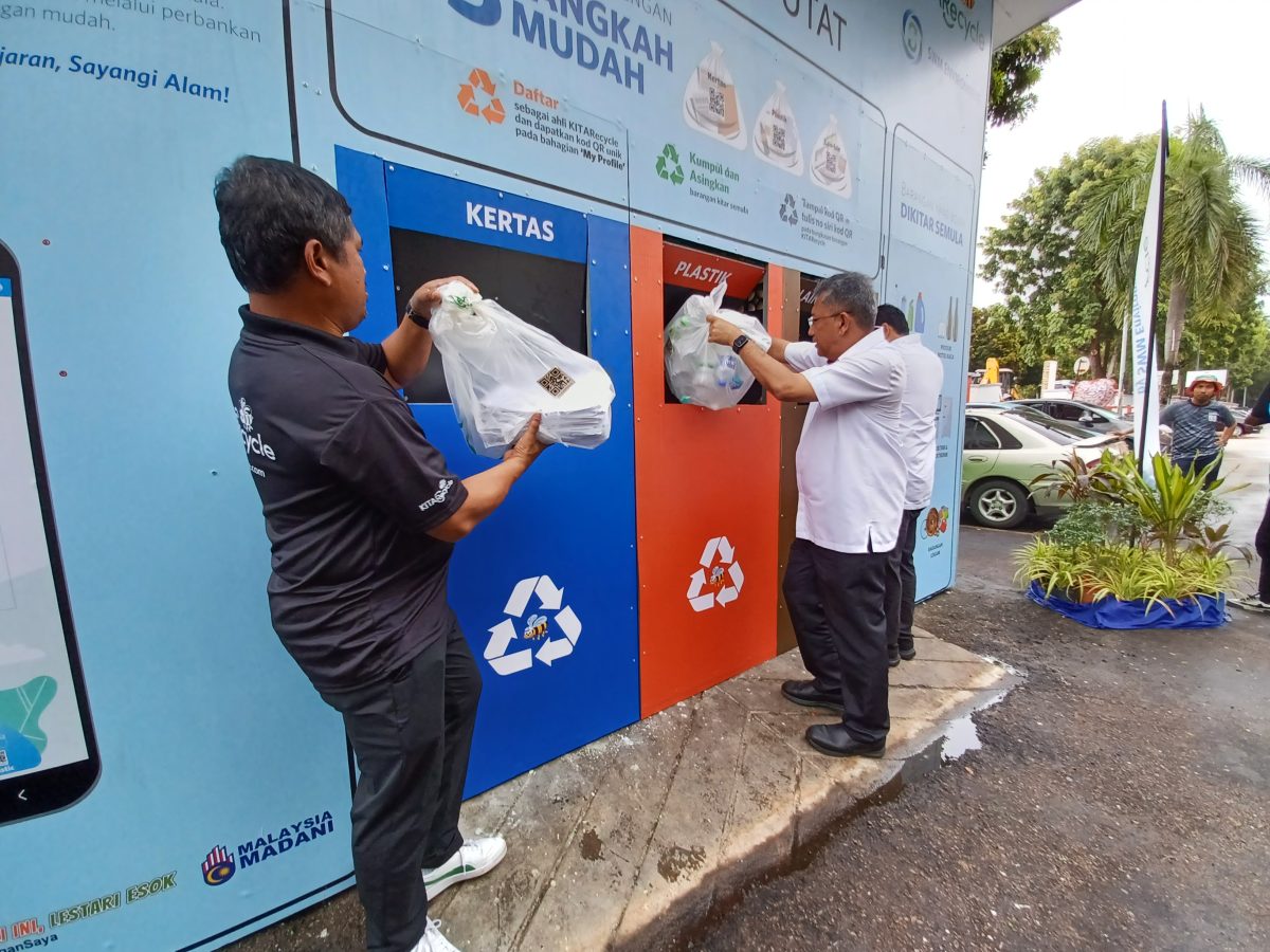 Ketua Pegawai Eksekutif Perbadanan Pengurusan Sisa Pepejal dan Pembersihan Awam (SWCorp), Khalid Mohamed (tengah) bersama Pengurus Besar Korporat SWM Environment, Mohd Norlisam Mohd Nordin dan Pengarah SWCorp Negeri Melaka, Nor Zaki Md Nor memasukkan barangan kitar semula di Pusat Pandu Lalu KITARecycle (PPLK), Projek Perumahan Rakyat (PPR) Sungai Putat, Batu Berendam Melaka pada hari pertama operasi PPLK berkenaan.